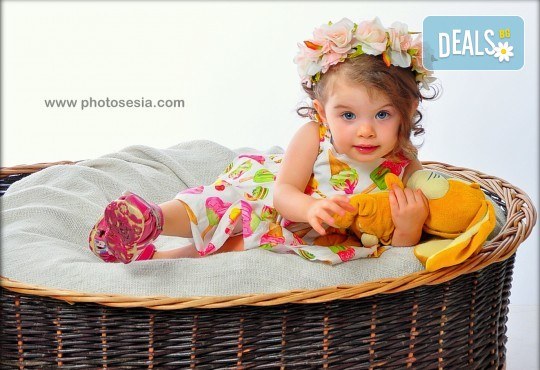 Романтична, семейна или детска фотосесия + фотокнига от Photosesia.com