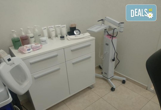 Поставяне на гел върху естествен нокът за укрепване на ноктите и маникюр с гел лак в студио за красота BEAUTY STAR до Mall of Sofia! - Снимка 8