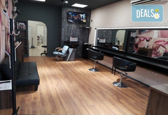 Поставяне на гел върху естествен нокът за укрепване на ноктите и маникюр с гел лак в студио за красота BEAUTY STAR до Mall of Sofia! - Снимка 9