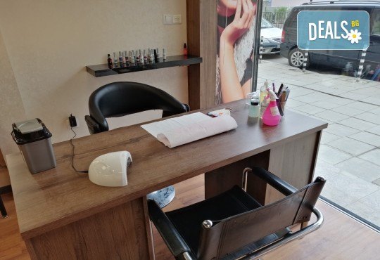 Поставяне на гел върху естествен нокът за укрепване на ноктите и маникюр с гел лак в студио за красота BEAUTY STAR до Mall of Sofia! - Снимка 6