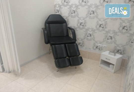 Поставяне на гел върху естествен нокът за укрепване на ноктите и маникюр с гел лак в студио за красота BEAUTY STAR до Mall of Sofia! - Снимка 7