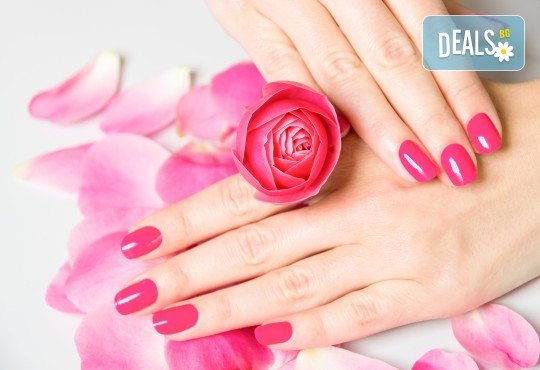 Поставяне на гел върху естествен нокът за укрепване на ноктите и маникюр с гел лак в студио за красота BEAUTY STAR до Mall of Sofia! - Снимка 2