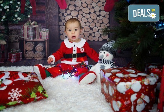 Kоледна фотосесия, семейна, детска или индивидуална, с много аксесоари в студио с Коледни декори и голяма елха, 30 обработени кадъра и подарък DVD! - Снимка 8