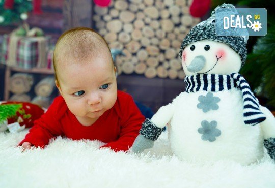 Kоледна фотосесия, семейна, детска или индивидуална, с много аксесоари в студио с Коледни декори и голяма елха, 30 обработени кадъра и подарък DVD! - Снимка 10