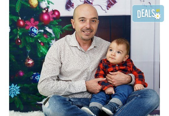 Kоледна фотосесия, семейна, детска или индивидуална, с много аксесоари в студио с Коледни декори и голяма елха, 30 обработени кадъра и подарък DVD! - Снимка 11