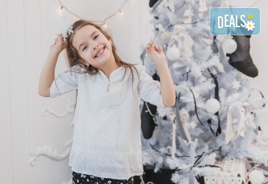 Kоледна фотосесия, семейна, детска или индивидуална, с много аксесоари в студио с Коледни декори и голяма елха, 30 обработени кадъра и подарък DVD! - Снимка 4