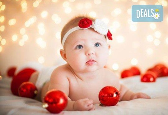 Kоледна фотосесия, семейна, детска или индивидуална, с много аксесоари в студио с Коледни декори и голяма елха, 30 обработени кадъра и подарък DVD! - Снимка 3