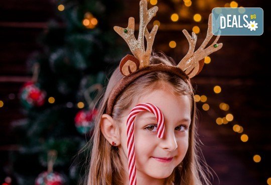 Коледна или зимна семейна, детска или индивидуална фотосесия в студио, в дома на клиента или на открито с 25 обработени кадъра от Фото студио Амели! - Снимка 2