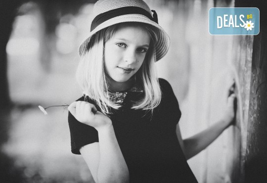 Коледна или зимна семейна, детска или индивидуална фотосесия в студио, в дома на клиента или на открито с 25 обработени кадъра от Фото студио Амели! - Снимка 7