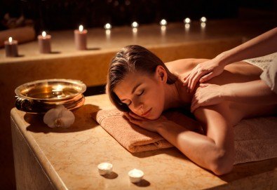 Болкоуспокояващ лечебен масаж на гръб със загряващи био масла, рефлексотерапия и 10% отстъпка от всички услуги на салон Женско Царство