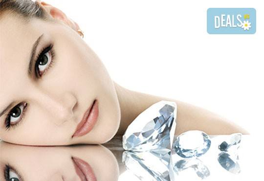 Кажете не на мазната и акнетична кожа с диамантено микродермабразио в салон за красота Женско царство - Студентски град или Център! - Снимка 1