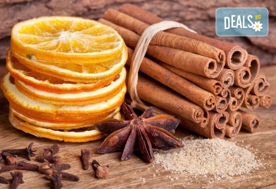 Празничен релакс! 60-минутна терапия - ароматерапевтичен масаж на тяло, ароматерапия с масла от портокал и канела, релаксиращ масаж на глава и лице и 10% отстъпка от всички услуги на Женско Царство - Снимка 1