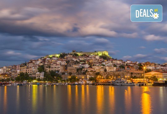 Нова година на супер цена в Кавала! 3 нощувки с 3 закуски и 2 вечери в таверна, Новогодишна вечеря с неограничен алкохол и богато меню! - Снимка 2