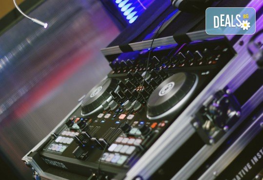 За Вашето Новогодишно, фирмено или частно парти, рожден ден, сватбено тържество, нощно/дневно заведение или абсолвентски бал предлагаме: цялостно озвучаване от DJ с апаратура, възможност за професионален фотограф и перкунсионист! - Снимка 1