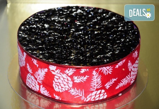 Почерпете любимите хора с баварска торта с къпини - 1кг. ики 2кг. от сладкарница Лагуна! - Снимка 2