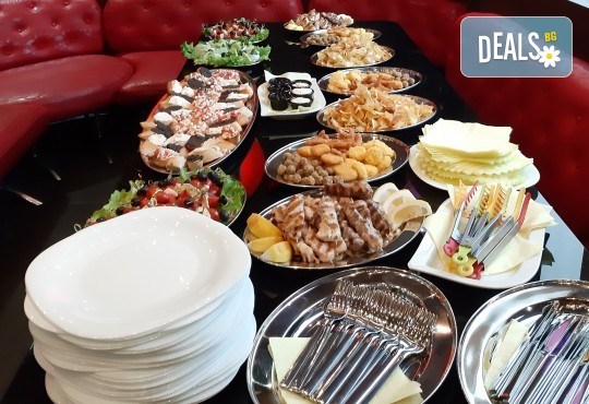 Почерпете любимите хора с баварска торта с къпини - 1кг. ики 2кг. от сладкарница Лагуна! - Снимка 4