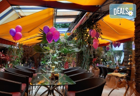 Почерпете любимите хора с баварска торта с къпини - 1кг. ики 2кг. от сладкарница Лагуна! - Снимка 5