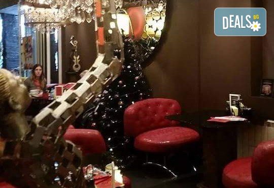 Почерпете любимите хора с баварска торта с къпини - 1кг. ики 2кг. от сладкарница Лагуна! - Снимка 9