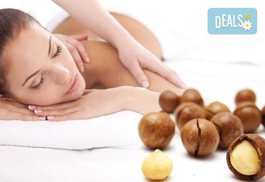 Класически, релаксиращ или арома масаж на гръб с етерични масла от жасмин и макадамия + зонотерапия в Бутиков салон Royal Beauty Room - Снимка 2