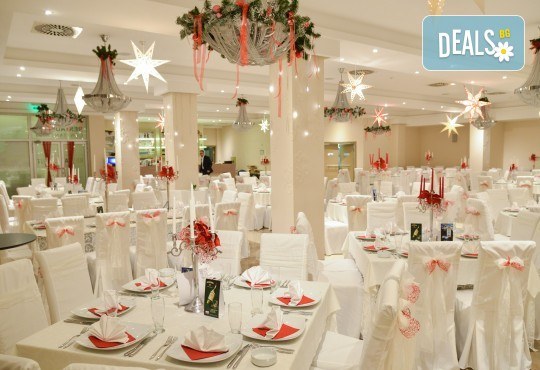 Посрещнете Нова година в Ниш с INVIZIA travel! 2 нощувки със закуски в Хотел Tami Residence 4*, 1 вечеря и празнична Новогодишна вечеря с жива музика и напитки, ползване на СПА центъра на хотела - Снимка 1