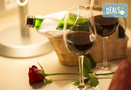 Подарете вино и любов за двама! Релаксиращ масаж с масло от червено грозде, маска за лице, вино и вана от Senses Massage & Recreation! - Снимка 3