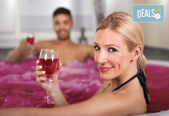 Подарете вино и любов за двама! Релаксиращ масаж с масло от червено грозде, маска за лице, вино и вана от Senses Massage & Recreation! - Снимка 1