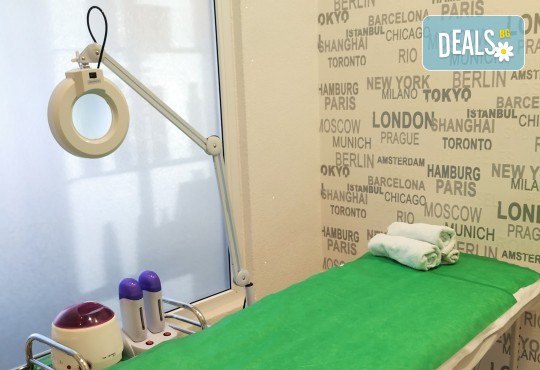 Красива кожа! Почистване и оформяне на вежди, нанасяне на пилинг и златна маска за лице в студио Нова - Снимка 11