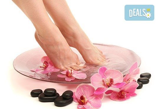 Перфектен педикюр със страхотен цвят O.P.I. и релаксираща масажна терапия на ходилата в Салон Мечта - Снимка 1