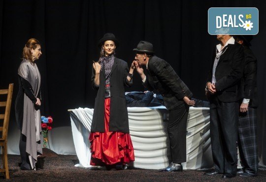 Гледайте черната комедия Емигрантски рай на 11.02. от 19ч. в Театър ''София'', билет за един! - Снимка 10