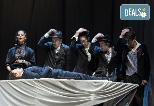 Гледайте черната комедия Емигрантски рай на 11.02. от 19ч. в Театър ''София'', билет за един! - Снимка 11