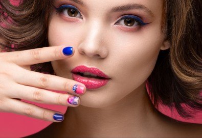 Сбогом чупливи нокти! Поставяне на последно поколение заздравяваща основа - фибростъкло или каучукова база, маникюр с гел лак KODI, 2 декорации и масаж на ръцете в Женско Царство!