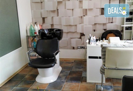 За поддържана, млада и сияйна кожа! Ултразвуково почистване на лице, златна терапия със златна маска и ампула в студио Нова - Снимка 9