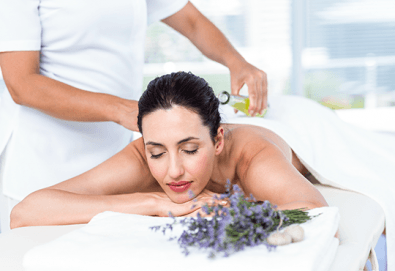 60-минутен лечебен масаж с имуностимулиращо действие на цяло тяло с билкови масла и магнезиево олио в салон Женско Царство