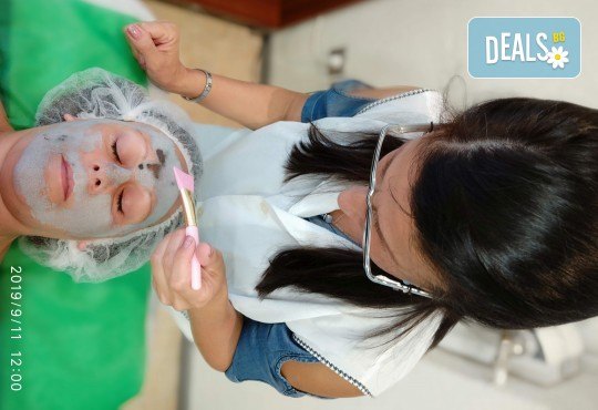 Красиво лице! Почистване и оформяне на вежди, нанасяне на пилинг и златна маска за лице в студио Нова - Снимка 10