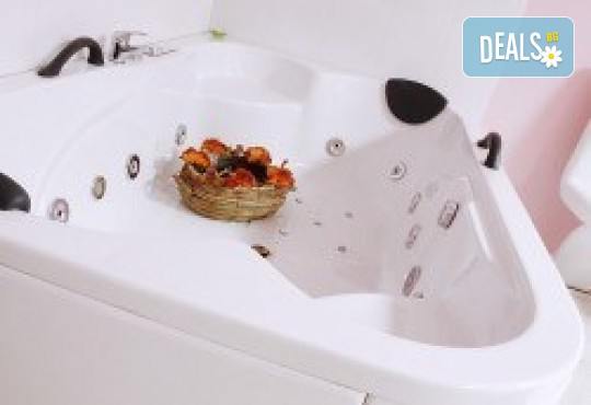 90 минути Любовен елексир! Синхронен масаж за двама с вана, масло от ягоди и шампанско, цветна романтика и комплимент бяло вино Шардоне от Senses Massage & Recreation - Снимка 8