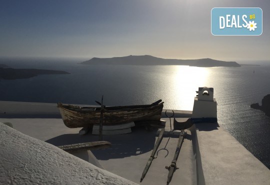Посрещнете Великден на романтичния остров Санторини! 4 нощувки със закуски в хотел 3*, транспорт и водач от Данна Холидейз - Снимка 11