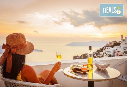 Романтична почивка през лятото на остров Санторини! 4 нощувки със закуски в хотел 3*, транспорт и водач от Данна Холидейз - Снимка 3