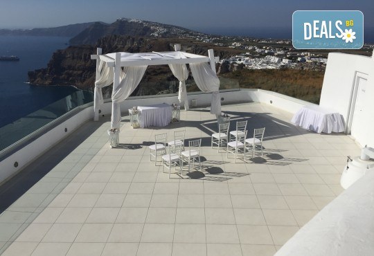 Романтична почивка през лятото на остров Санторини! 4 нощувки със закуски в хотел 3*, транспорт и водач от Данна Холидейз - Снимка 12