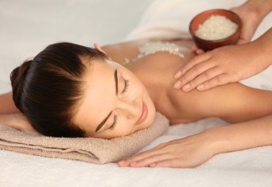 СПА пакет Релакс! 60 или 90-минутен дълбокотъканен или релаксиращ масаж на цяло тяло, пилинг на гръб, масаж на глава и лице и бонус: масаж на ходила в Женско Царство