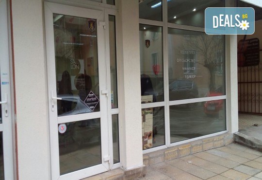 Засияйте с диамантено микродермабразио и кислородна терапия на лице в салон за красота Женско царство в Студентски град или в Центъра - Снимка 7