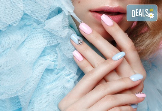 Маникюр с гел лак от богатите палитри на Gelish, Cucio, OPI, Nailover и Luxio, 2 рисувани декорации и по желание сваляне на стар гел лак в Artistic Studio - Снимка 1