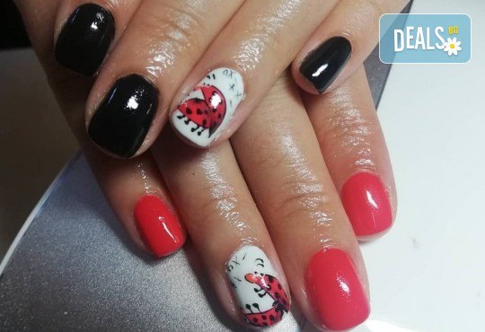 Сърцат маникюр! Рисуван маникюр с гел лак BlueSky, Shellac и CND с нежни сърца и надписи в Салон за красота Miss Beauty! - Снимка 3