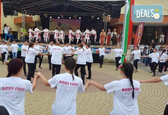 Танцувайте български хора и ръченици! 8 урока във Фолклорен клуб BODY FOLK в жк. Борово, Зала Пчела - Снимка 5