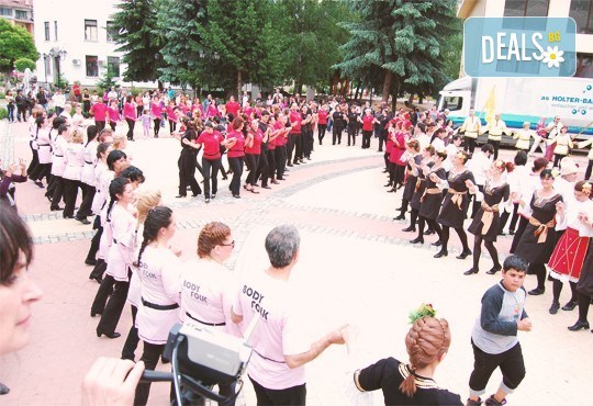 Танцувайте български хора и ръченици! 8 урока във Фолклорен клуб BODY FOLK в жк. Борово, Зала Пчела - Снимка 4
