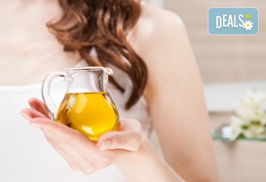 Подстригване, терапия с маска според типа коса, нанасяне на арганов спрей, арганово олио и оформяне на прическа със сешоар в салон Diva - Снимка 4