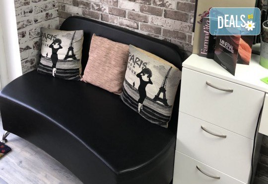 Подстригване, терапия с маска според типа коса, нанасяне на арганов спрей, арганово олио и оформяне на прическа със сешоар в салон Diva - Снимка 5