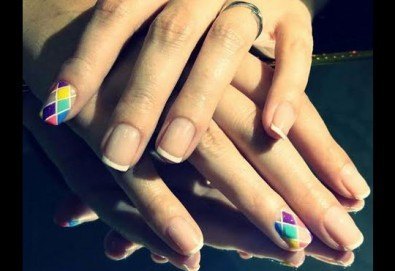 Бъдете неотразима с класически или френски маникюр с гел лак в цвят по избор, 2 ръчно рисувани декорации, терапия за ръце с парафинова свещ и бонус: сваляне на стар гел лак в студио Velesa