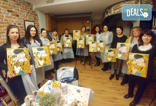 3 часа рисуване на Синева на 08.03. с напътствията на професионален художник, чаша вино и вода в Арт ателие Багри и вино - Снимка 7