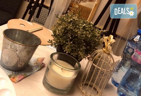 3 часа рисуване на Синева на 08.03. с напътствията на професионален художник, чаша вино и вода в Арт ателие Багри и вино - Снимка 5