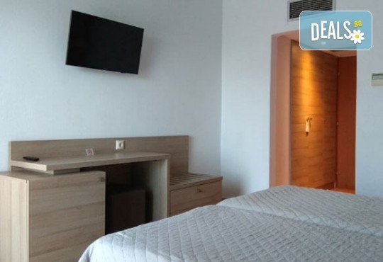 Лятна мини почивка в Кавала! 4 нощувки със закуски и вечери в Hotel Oceanis 3*, транспорт и трансфер до плажовете Амолофи, Неа Ираклица и Каламица - Снимка 12